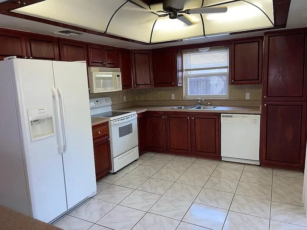 3 bed, 1407 sqft, $2,204 — Photo 2