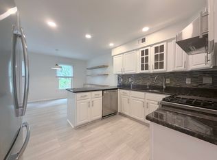 7418 Crestberry Ln, Bethesda, MD 20817