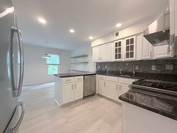 7418 Crestberry Ln, Bethesda, MD 20817
