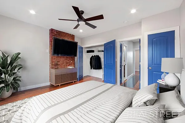 Sold by Real Street Inc | media 10