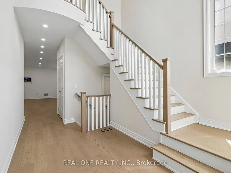 19 Rivoli Dr — Photo 3