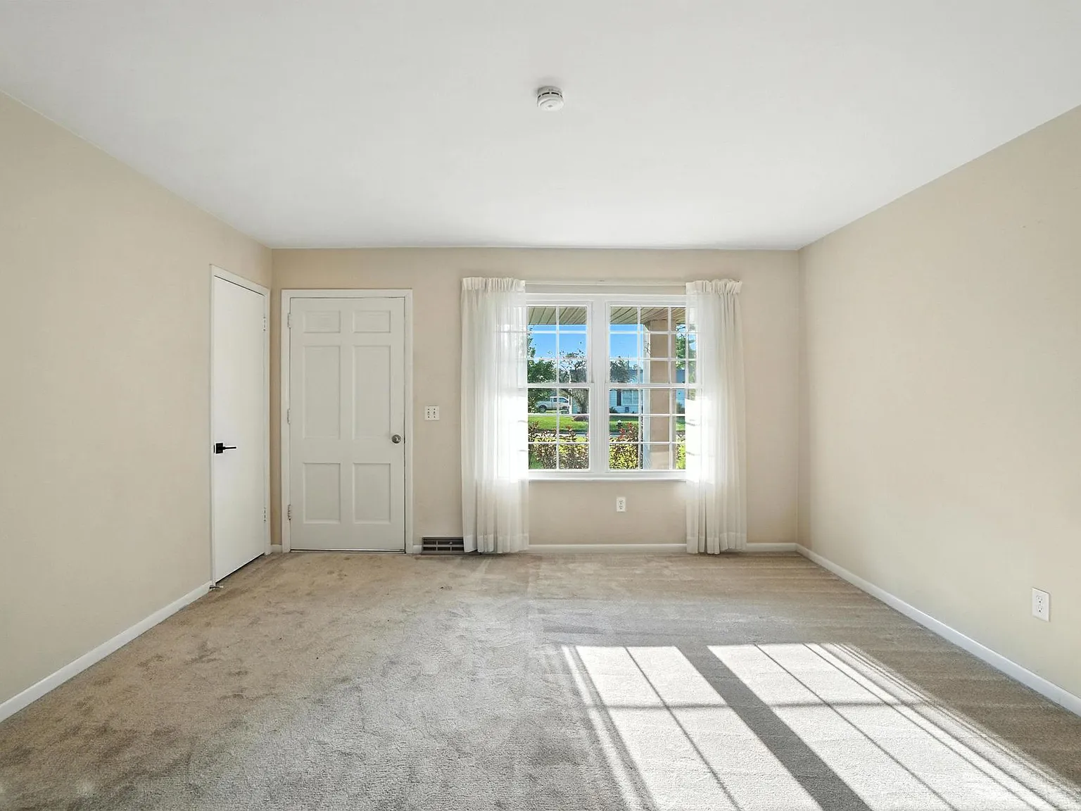 3 bed, 1.5 bath, 1372 sqft, $2,200 — Photo 4