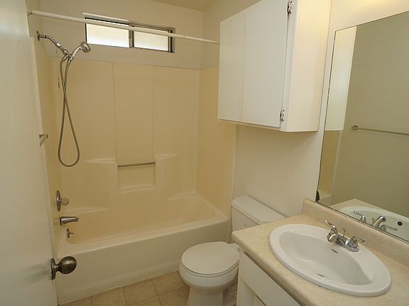 Full Bathroom (by the bedrooms)