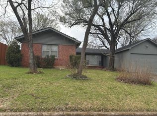 7012 Robinhood Ln, Fort Worth, TX 76112
