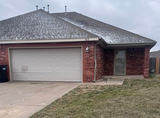 925 SW 37th St, Moore, OK 73160