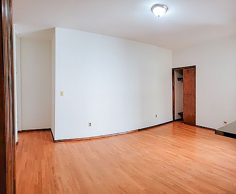4th image of 517 W 212th St #1F