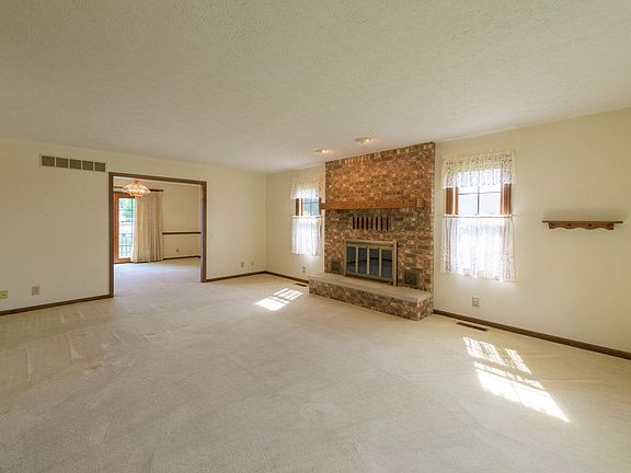 5th image of 49 Meadow Ct