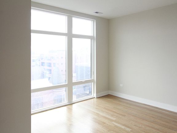 4th image of 3208 N Southport Ave #404