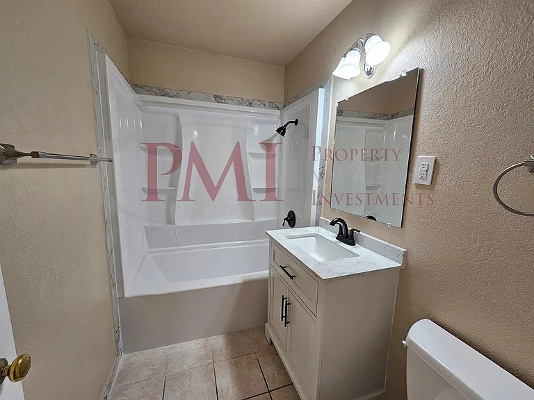 1735 S Locust St — Photo 12