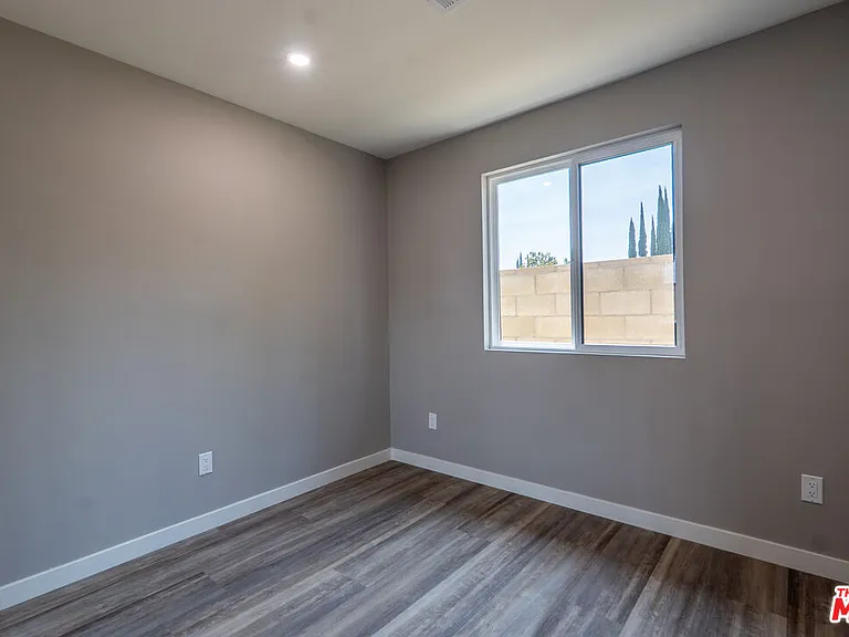 20454 Strathern St — Photo 34