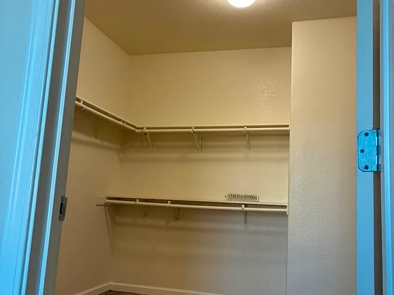 484 S Central Pkwy — Photo 18