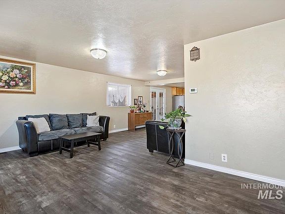 5th image of 209 8th Ave N