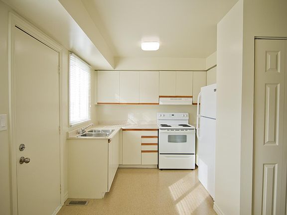 3rd image of 525 Westmount Blvd