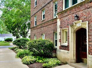 1108 Curtiss St #C1, Downers Grove, IL 60515