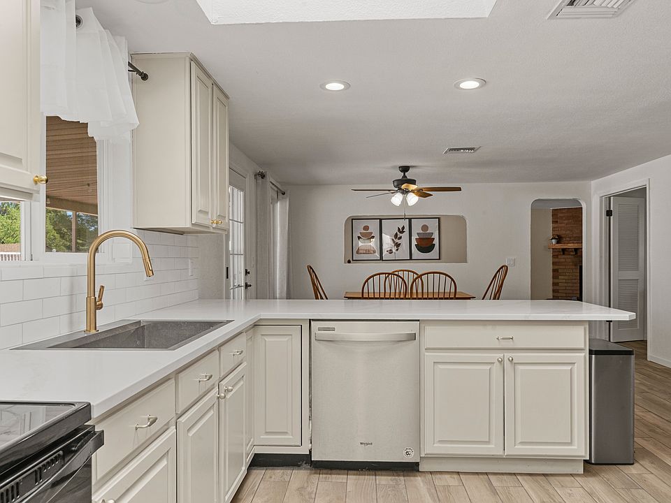 1st image of 2849 Oriole Dr