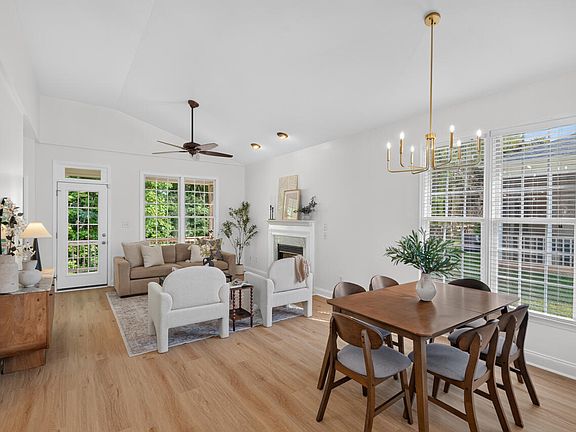 5th image of 806 Carved Oak Dr