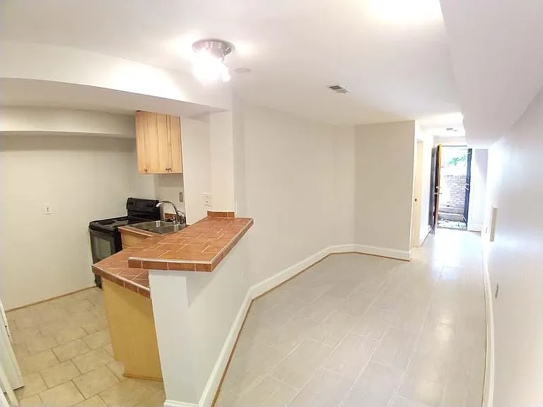 1102 D St SE #B — Photo 13