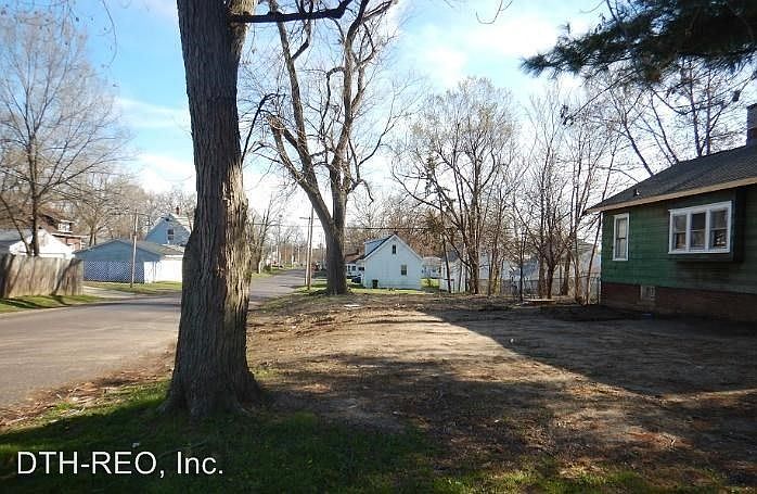 1st image of 900 W Macqueen Ave