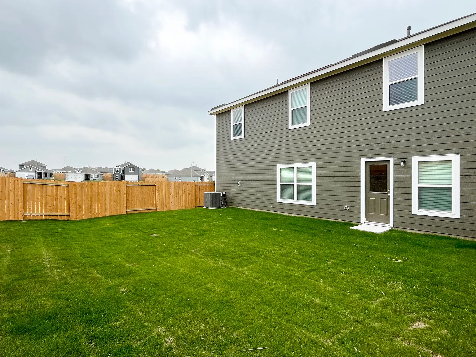 4 bed, 2.5 bath, 2131 sqft, $2,550 — Photo 3