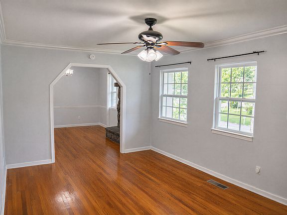 2nd image of 1910 Honeycut Ln