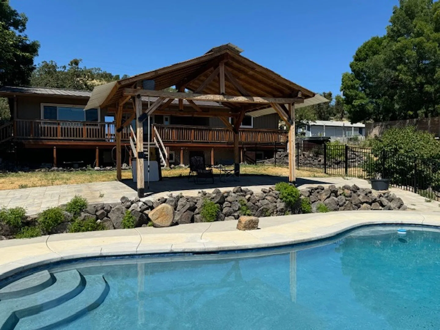 Spacious And Private Large Home With Swimming Pool — Photo 2