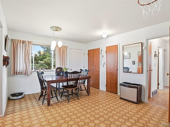 3rd image of 832 Fox Hill Court