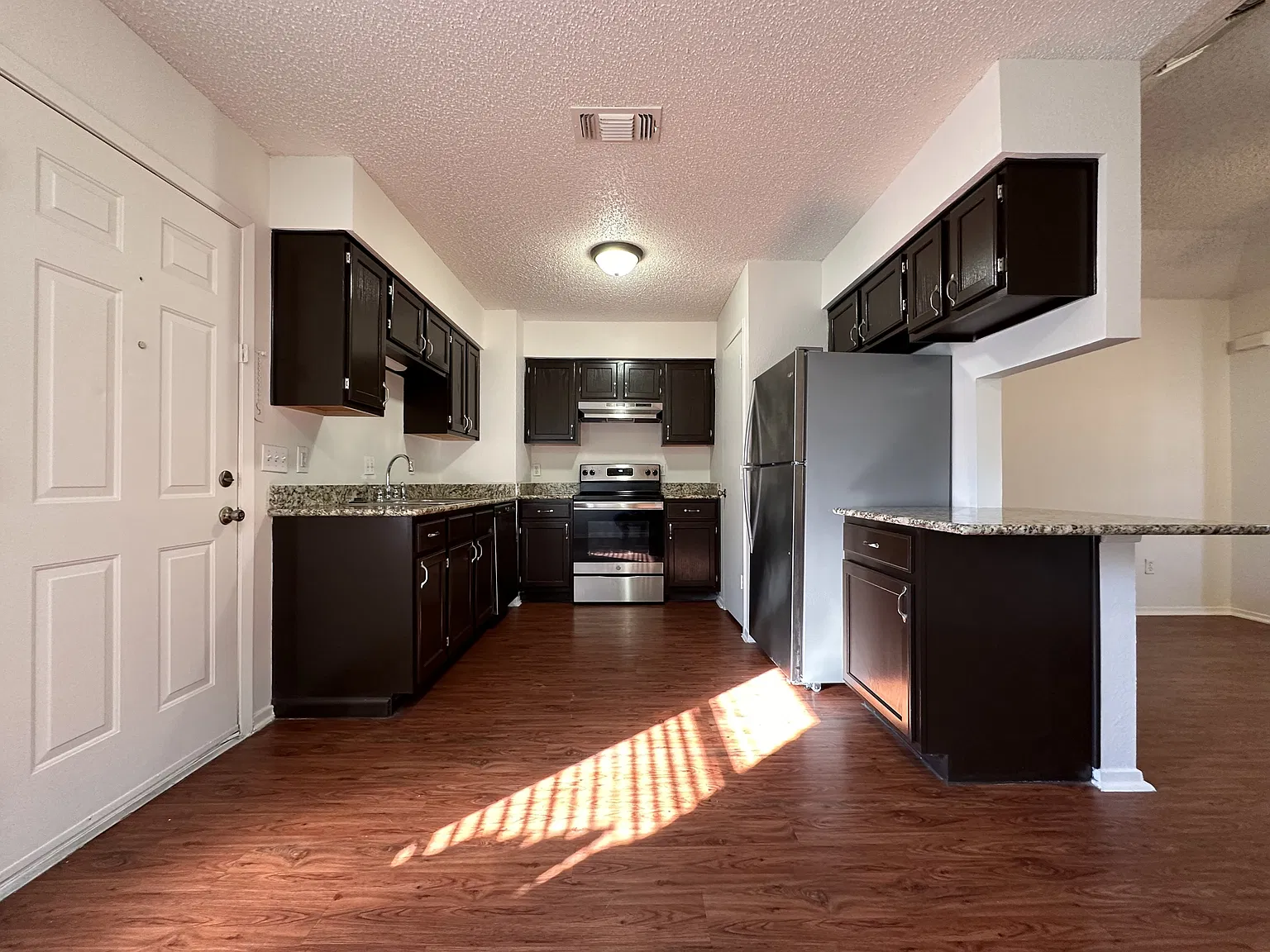 1042 Winscott Duplex - B — Photo 2
