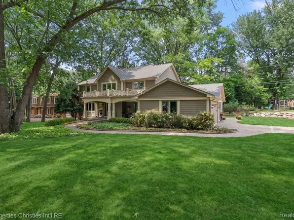 945 Peach Blossom Ct, Rochester Hills, MI 48306