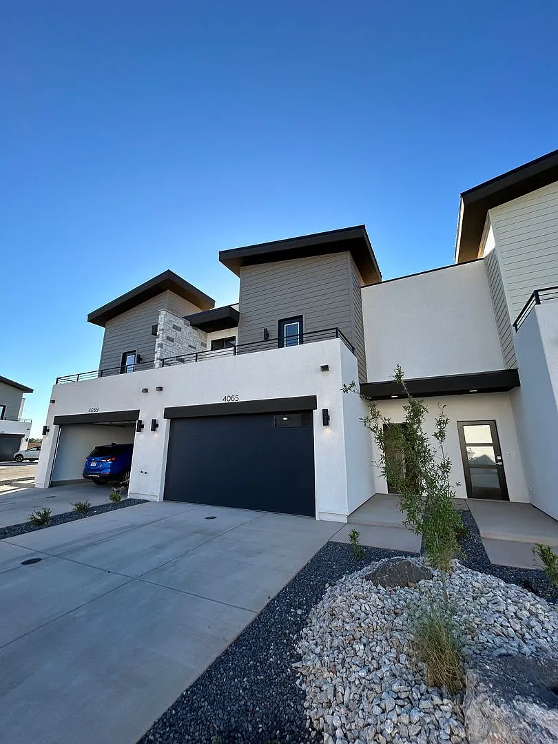 Newer 3 bed, 2.5 bath, 2 car garage townhome for rent — Photo 1
