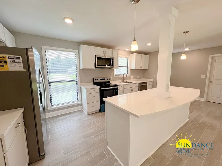 795 Bay St — Photo 3