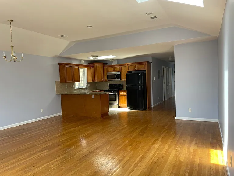 3 Montrose Ave #2 — Photo 7