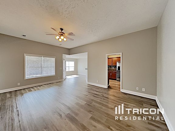 3rd image of 531 Falkland Cir