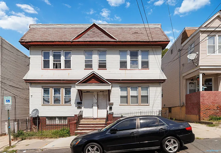 16 Montrose Ter — Photo 1