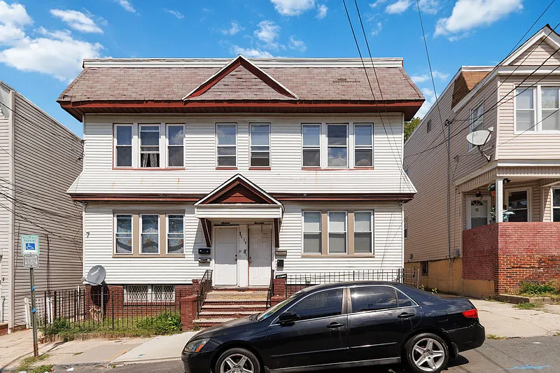 16 Montrose Ter