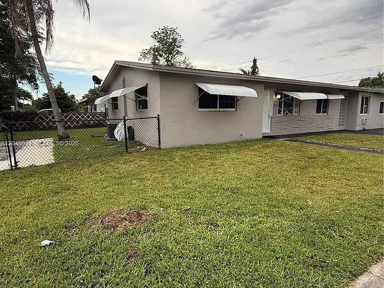 300 SW 9th Ave #A — Photo 3