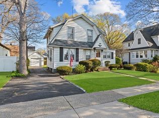 104 Commonwealth Ave, Merrick, NY 11566
