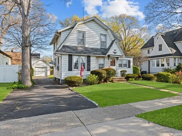 104 Commonwealth Avenue, Merrick, NY 11566