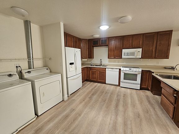 3rd image of 1415 Union Dr #B