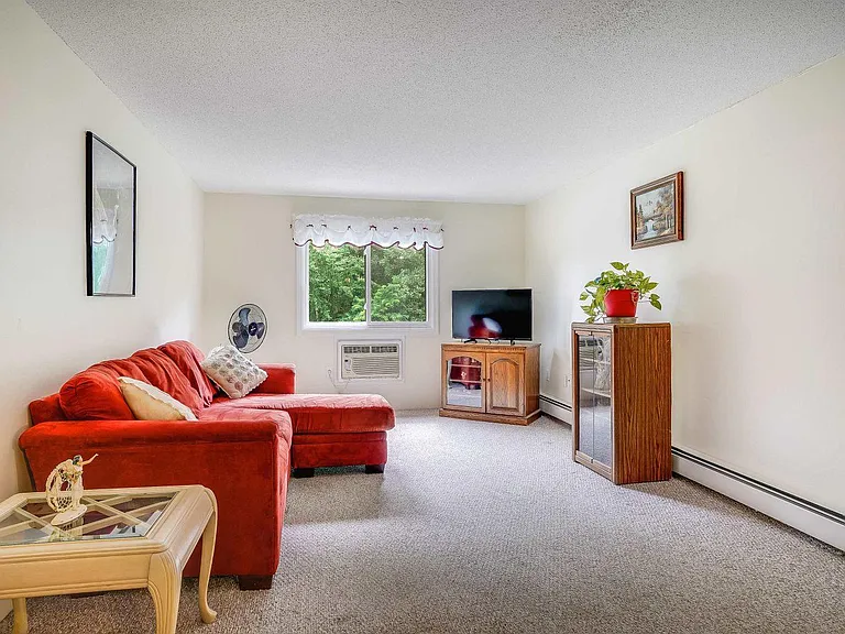 19 Country Club Dr — Photo 3