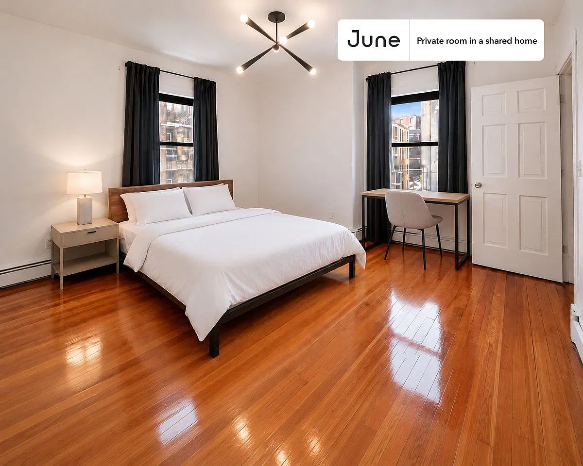 Queen bedroom in 6 bed/2 bath home in Brighton #375 2D — Photo 1