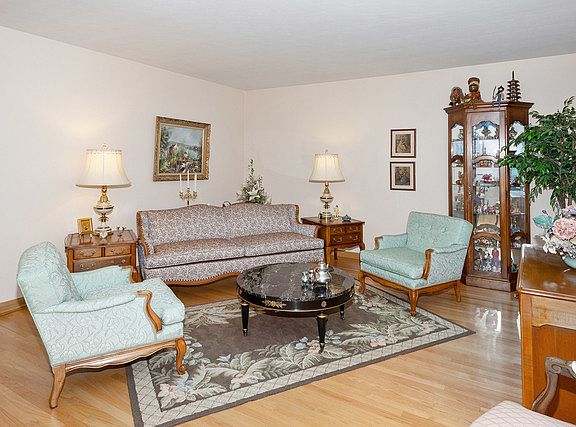 5th image of 611 Bevan Dr E