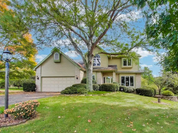 8720 Galleria Ct, Spring Grove, IL 60081