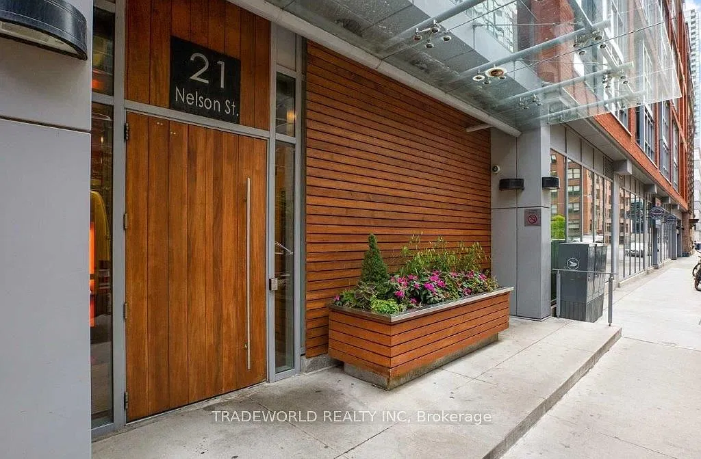 Boutique Condo — Photo 2
