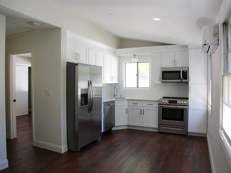 883 Park Ave — Photo 19