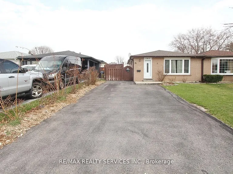 185 Earnscliffe Cir — Photo 3