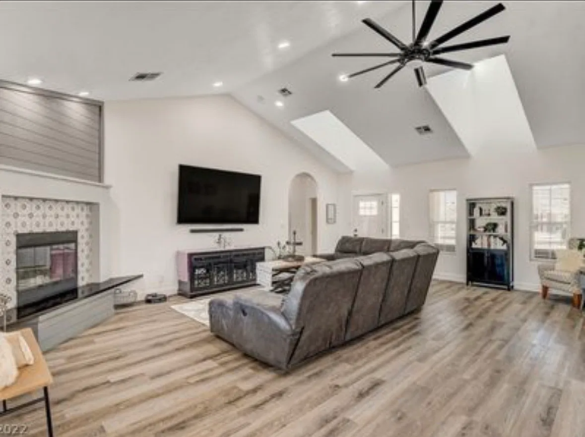 4 bed, 2487 sqft, $2,750 — Photo 2
