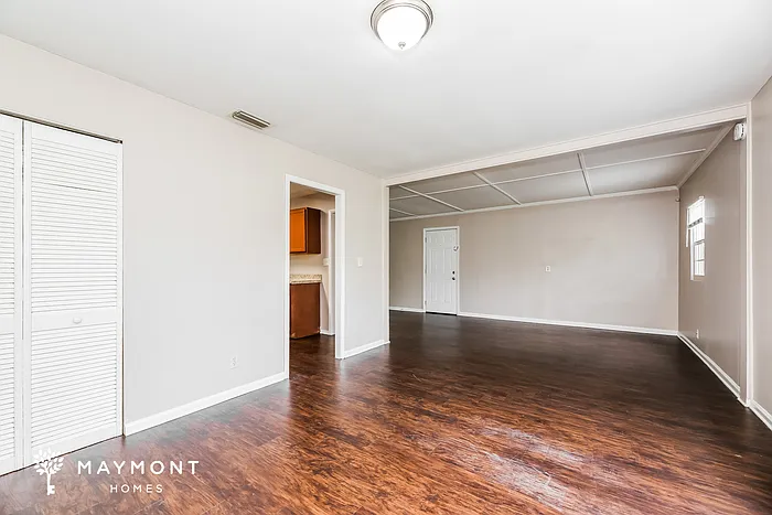 3 bed, 1.0 bath, 1031 sqft, $1,375 — Photo 3