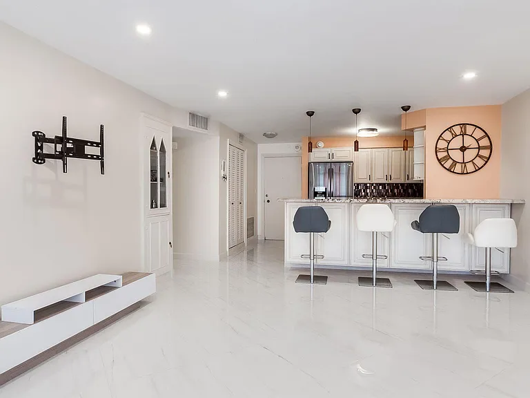 133 N Pompano Beach Blvd #204 — Photo 11