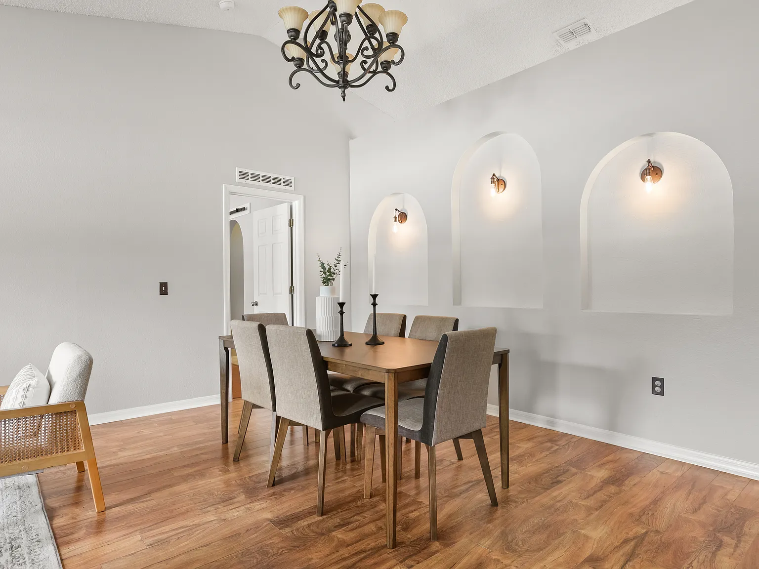 4 bed, 2129 sqft, $3,495 — Photo 4