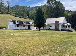 3272 Paint Creek Rd, Mount Hope, WV 25880